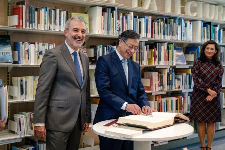 Gustavo Petro, en su visita a la biblioteca García Márquez