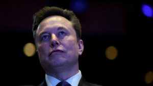Elon Musk vuelve a arremeter contra Sánchez y le acusa “de alta traición” por la regularización de inmigrantes