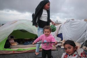 Estados Unidos ataca a un buque iraní en Ormuz y Teherán suspende las negociaciones de paz