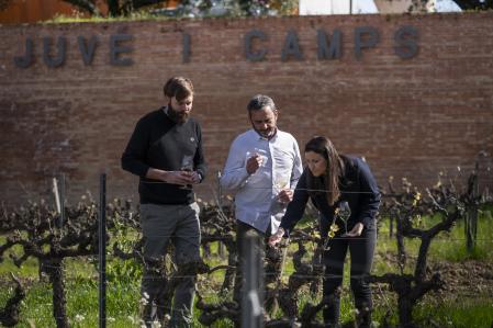 Roc Gramona y Pere Llopart, vicepresidente y presidente de Corpinnat, con Meritxell Juvé 
