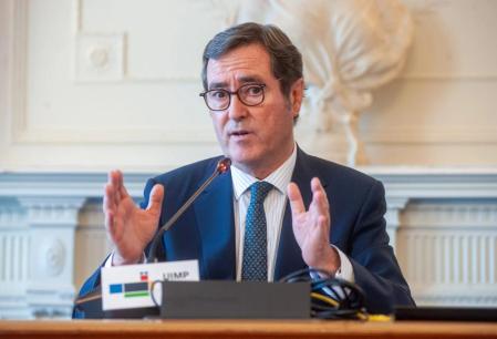 Los empresarios rechazan la política migratoria de PP-Vox // El pacto extremeño amenaza inversiones en renovables