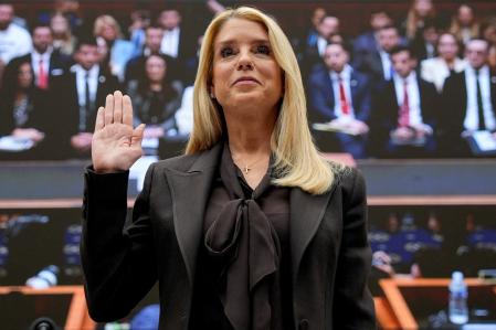 Pam Bondi presta juramento antes de testificar en el Senado&nbsp;