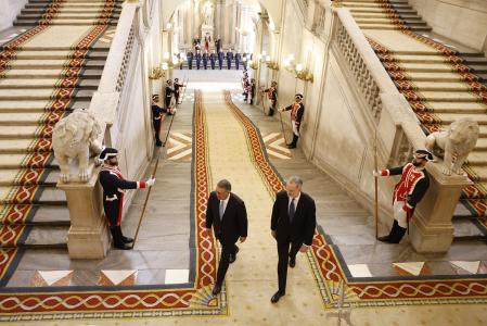 El Rey acompaña al presiente de Portugal, António José Seguro, este lunes en las escaleras de acceso a los salines del Palacio Real,&nbsp;