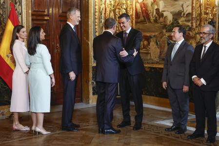 El presidente del Gobierno, Pedro Sánchez, saluda al nuevo presidente de Portugal, António José Seguro, en presencia de los Reyes, la primera dama portuguesa y los ministros de Exteriores de España y Portugal