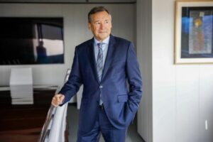 Más catalanes influyentes en la economía española // Un teniente general y un coronel en Foment // Món Bosch y Víctor Francos también se apuntan a defensa