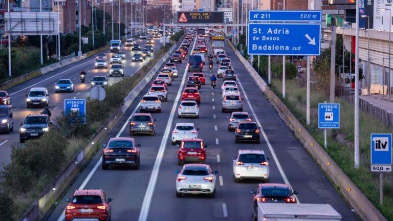 Más coches que nunca en España: hay 1,3 vehículos por cada conductor con carnet