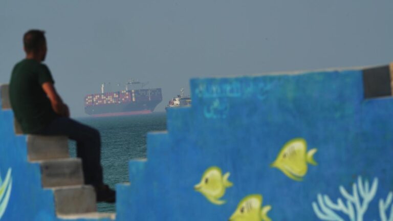 Trump avisa a sus asesores que se preparen para un bloqueo prolongado del estrecho de Ormuz