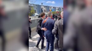 Un activista arroja tomate sobre Reza Pahlevi durante una visita a Berlín