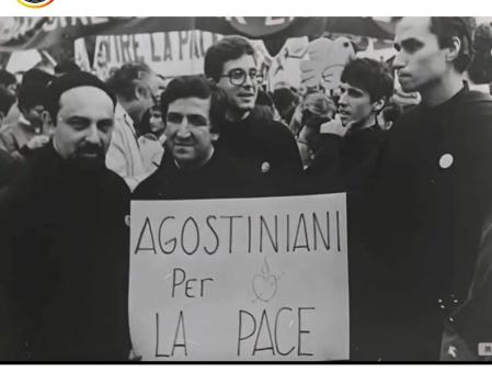 Manifestación en Roma.Un grupo de frailes agustinos protesta por el despliegue de misiles nucleares norteamericanos en Sicilia. Octubre de 1983. A la derecha, el futuro papa León XIV