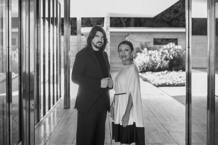 El diseñador francés Stéphane Rolland con Albasarí Caro, directora de la Barcelona Bridal Fashion Week&nbsp;