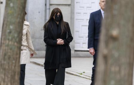 Jéssica Rodríguez (con mascarilla negra), ex pareja del exministro José Luis Ábalos, a su llegada al Tribunal Supremo&nbsp;