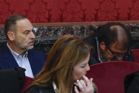 El exministro José Luis Ábalos, en el banquillo de los acusados el primer día del juicio contra él, junto a su exasesor Koldo García&nbsp;