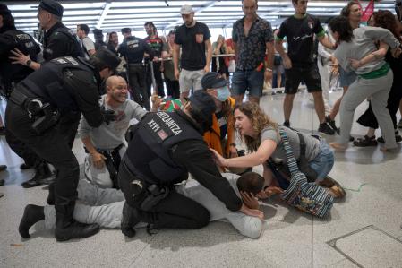 La Ertzainza carga con extrema dureza contra los integrantes de la Global Sumud Flotilla recién llegados a Bilbao después de ser torturados en Israel