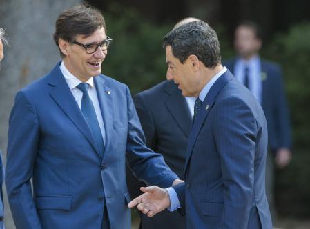 Salvador Illa y Juanma Moreno, en la Conferencia de Presidentes celebrada el mes de junio del año pasado en el Palau de Pedralbes