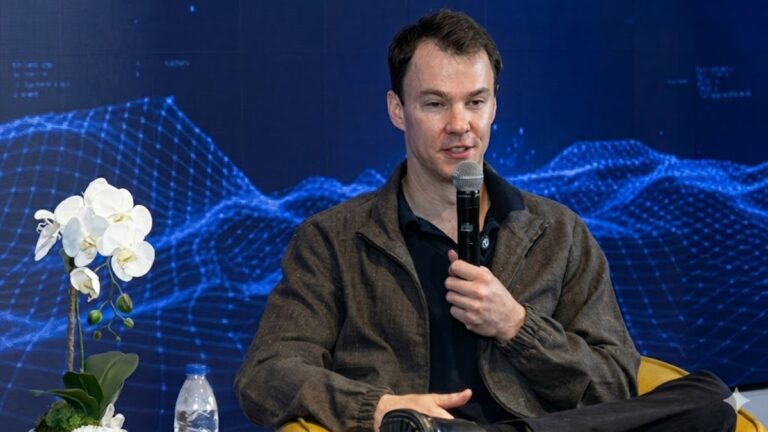 Bloomberg: cofundador de Coinbase explora inversiones millonarias en Venezuela