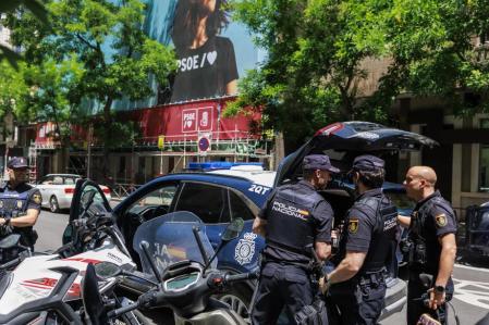 Los agentes en la sede del PSOE en la calle Ferraz esta semana&nbsp;