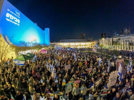 Imágenes de la concentración este sábado en la plaza Habima de Tel Aviv, uno de los principales puntos de reunión de las protestas