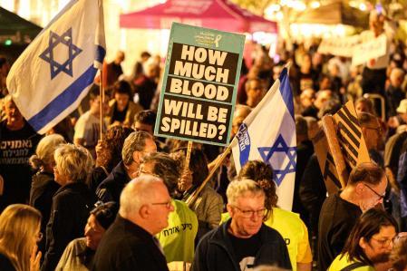 Cientos de israelíes salen a las calles para protestar contra el Gobierno de Netanyahu