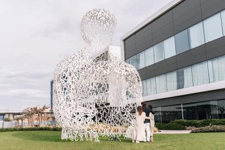 Los hijos de Isak Andic, Jonathan, Judith y Sarah, rinden homenaje al empresario en el aniversario de su muerte