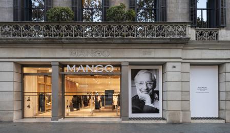 Homenaje a Isak Andic en una tienda de Mango en Barcelona.