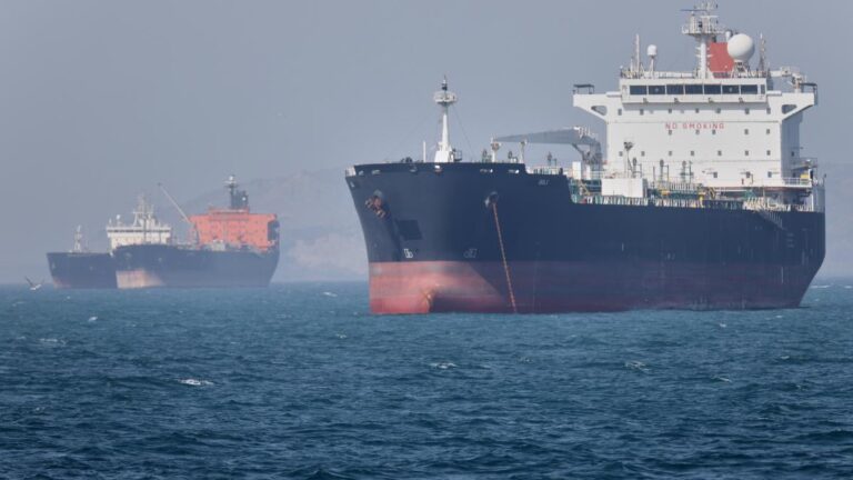 El petróleo vuelve a escalar y se asienta por encima de los 100 dólares