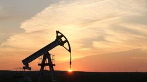 El precio del petróleo cae con fuerza ante la proximidad de un acuerdo de paz en Irán