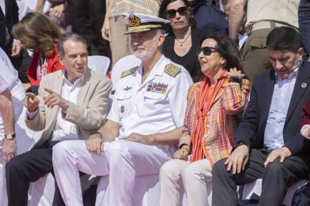 El Rey, acompañado por la ministra de Defensa Margarita Robles (2d) y el alcalde de Vigo Abel Caballero (i), asisten a la simulación de combate y rescate en la playa viguesa de Samil 