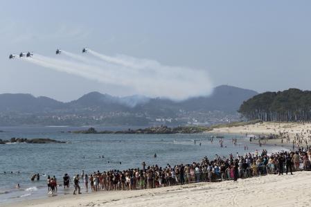 La playa de Samil, en VIgo, ha sido el escenario de una demostración dinámica en la que las Fuerzas Armadas han exhibido su potencial terrestre, aéreo y naval&nbsp;<br />​» data-full-src=»https://www.lavanguardia.com/uploads/2026/05/29/6a19df3a1be34.jpeg» data-src=»https://diariodeinformes.com/medios/2026/05/el-rey-testigo-de-un-simulacro-de-combate-y-rescate-en-una-playa-de-vigo-2.jpg» width=»449″ height=»299″ loading=»lazy»></div><figcaption class=