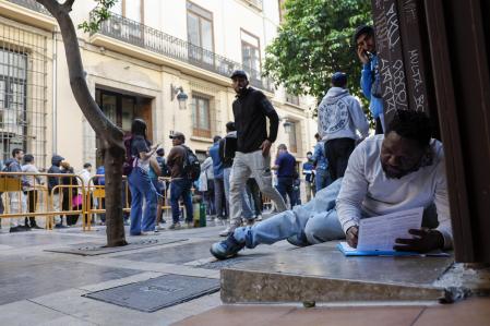 Vista general en el ayuntamiento de Valencia de la cola de inmigrantes que quieran acogerse al proceso de regularización extraordinaria abierto por el Gobierno&nbsp;