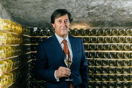 Pere Ventura junto a una rima de sus botellas de cava&nbsp;