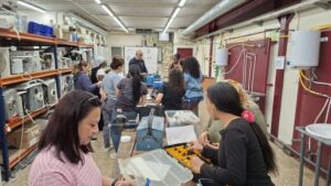 “Estoy cansada de trabajar limpiando”: mujeres que se preparan para ser fontaneras