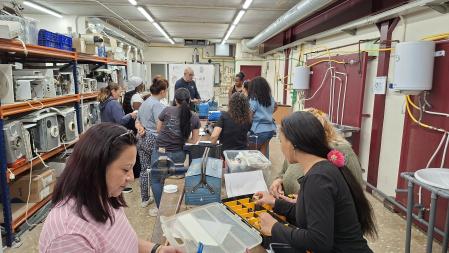“Estoy cansada de trabajar limpiando”: mujeres que se preparan para ser fontaneras