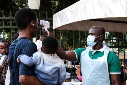 Grupos de jóvenes irrumpen en un hospital del Congo para enfermos de ébola y exigen los cuerpos de sus familiares