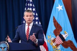Hegseth remarca que la operación en Ormuz es “defensiva y temporal” y no penetrará el espacio aéreo iraní