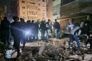 Israel bombardea los suburbios de Beirut por primera vez desde el alto el fuego