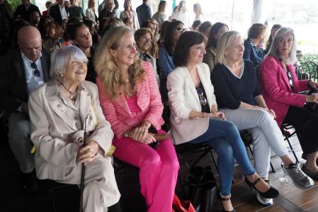 La dibujante Pilarín Bayés (primera por la izquierda) recibió el premio La Bravíssima de l'Any en reconocimiento a su trayectoria artística y a su compromiso con la diversidad.