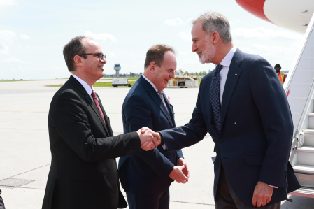 El Rey, a su llegada a Ottawa, saluda al embajador de España en Canadá, Alfredo Martínez Serrano
