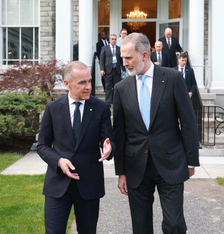 El Rey charla con el primer ministro de Canadá, Mark Carney, la noche del martes, en los jardines de Rideau Hall