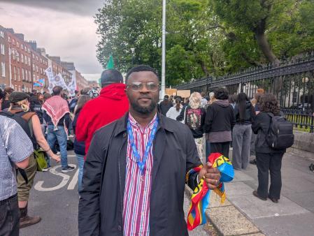 Walter Kabangu, director de la Cámara de Comercio Congoleña en Irlanda, participando en una protesta frente a Leinster House en Dublín 