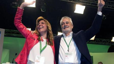 La presidenta de la Junta y nueva líder del PSOE-A, Susana Díaz y José Antonio Griñán saludan en el Palacio de Congresos de Granada al inicio del congreso extraordinario de la formación regional