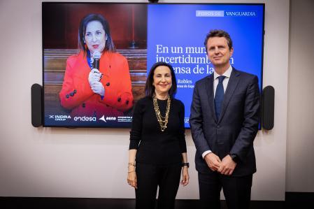 La ministra de Defensa, Margarita Robles, y Carlos Godó, presidente ejecutivo del Grupo Godó