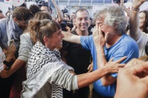 Los miembros de la Flotilla acusan a Israel de “malos tratos” a su llegada a Barcelona