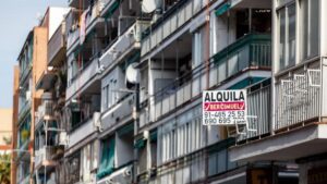 Madrid pide construir más vivienda para bajar precios y arremete contra la ley estatal de 2023