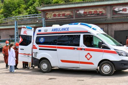 Una ambulancia en las inmediaciones de una mina de carbón tras la explosión ocurrida el sábado 23 de mayo de 2026 en la mina Liushenyu