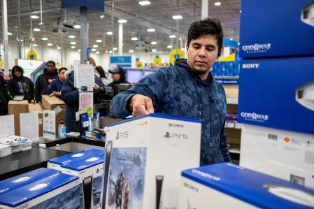 Un trabajador sostiene una consola PlayStation 5 en una tienda en Chigago&nbsp;