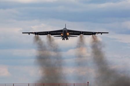Un avión quema queroseno en la fase de despegue.
