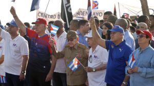 Raúl Castro reaparece en la protesta del 1 de mayo frente a la embajada de Estados Unidos