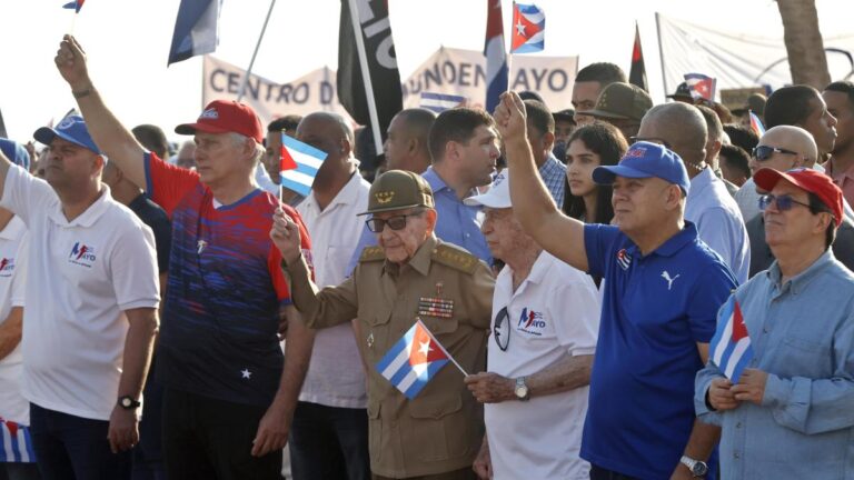 Raúl Castro reaparece en la protesta del 1 de mayo frente a la embajada de Estados Unidos