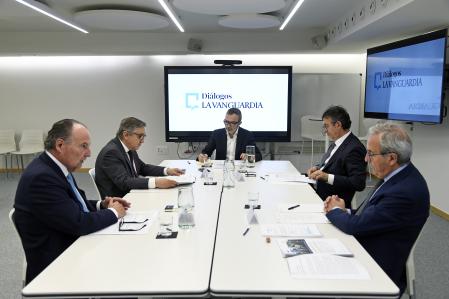 Los intervinientes –Morata, Rovira, Lafuente y Pérez– en un momento de la charla, moderada por el delegado de La Vanguardia en la Comunitat Valenciana, Salvador Enguix&nbsp;