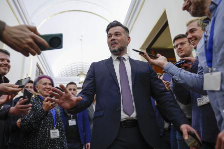 El portavoz de ERC en el Congreso, rodeado de periodistas